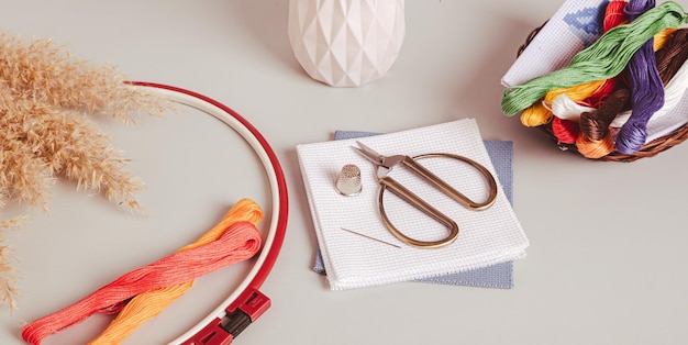 ateliér s nástrojmi na vyšívanie