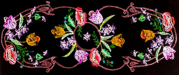 farebná výšivka na oblečení